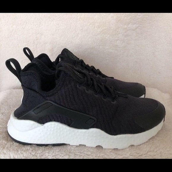 Nike Air Huaraches - Picture 3 of 4